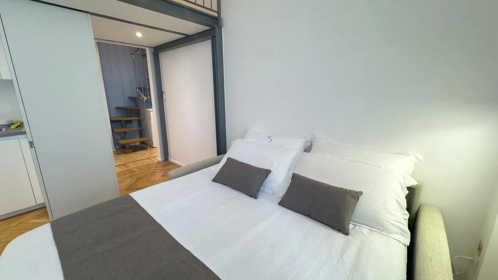 New One Bedroom Apartment In Isola Area Milan