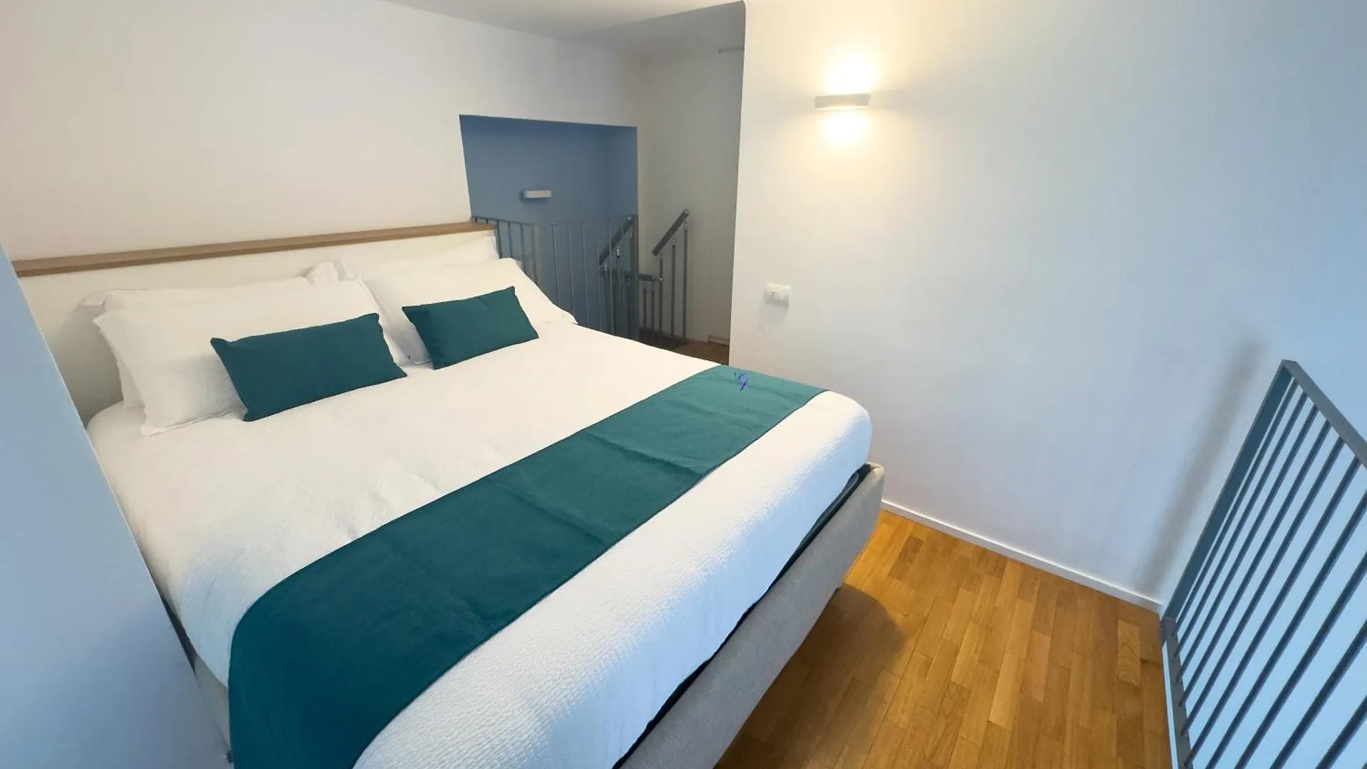 New One Bedroom Apartment In Isola Area Milan 0*,  Italie